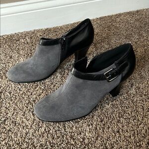 NEW! AEROSOLES Suede/Leather Ankle Bootie Zip Up Style Chunky Heel Gray / Black